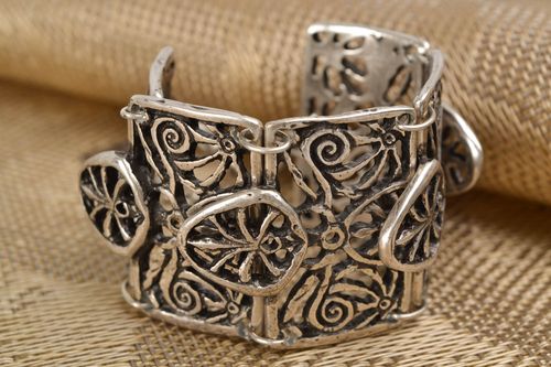 Bracelet en métal de style ethnique fait main au design de créateur pour femme - MADEheart.com