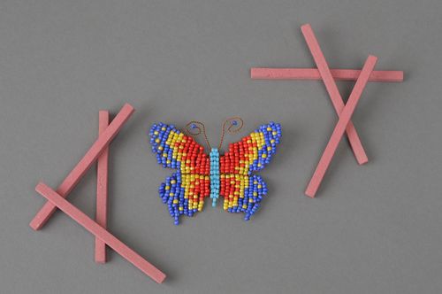 Schmetterling Magnet aus Glasperlen für Kühlschranktür rot gelb handgeschaffen - MADEheart.com