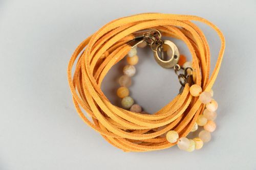 Bracelet en daim orange avec agate givré fait main - MADEheart.com