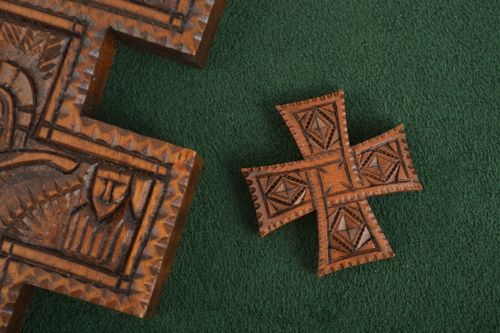 Pendentif croix fait main Bijou ethnique de bois petit sculpté Accessoire femme - MADEheart.com