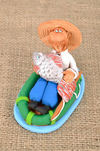 Estatueta de cerâmica Pescador com peixe grande - MADEheart.com