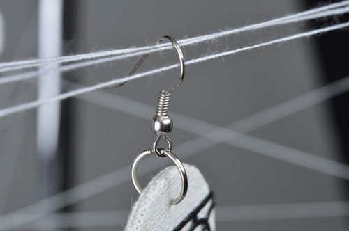 Originelle runde künstlerische schwarz weiße Ohrringe aus Textil Handarbeit - MADEheart.com