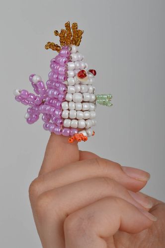 Смешная игрушка для пальчикового театра в виде цыпленка из бисера для детей - MADEheart.com