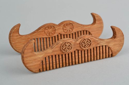 Peigne à barbe et moustache en bois de frêne fait main original sculpté - MADEheart.com