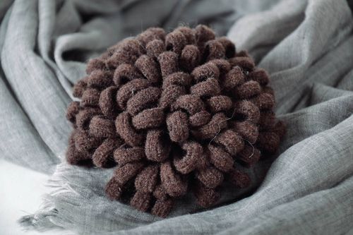 Broche artisanale en laine Le chrysanthème faite à main - MADEheart.com
