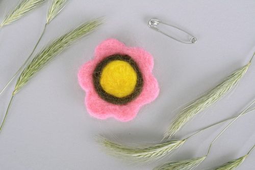 Handmade Wolle Brosche Blume - MADEheart.com