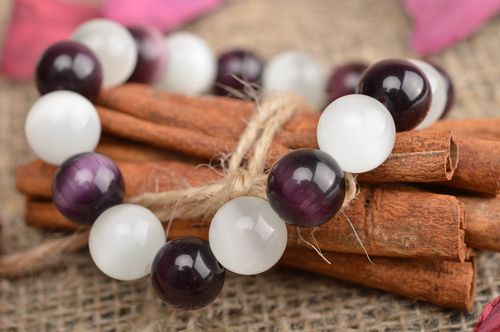 Bracelet de perles fantaisie blanc violet fait main accessoire pour femme - MADEheart.com