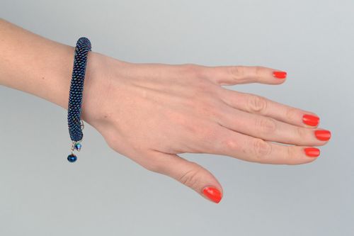 Bracelet en perles de rocaille au crochet bleu foncé fait main pour femme - MADEheart.com