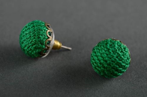 Boucles doreilles puces tricotées au crochet vertes faites main pour femme - MADEheart.com