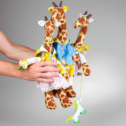 Ensemble des peluches Famille des girafes  - MADEheart.com