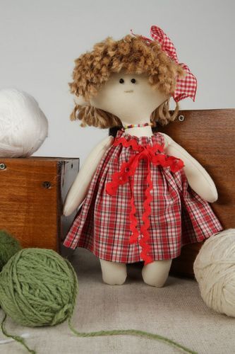 Stoff-Puppe Mädchen im Kleiderrock - MADEheart.com