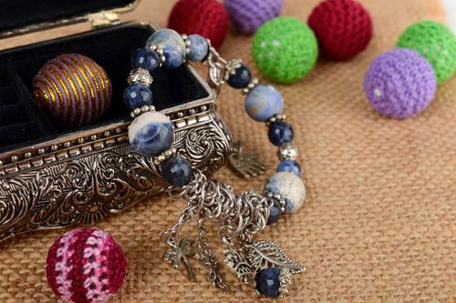 Blaues geflochtenes Armband mit Steinen und Anhängern Künstler Handarbeit - MADEheart.com