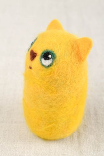 Juguete de fieltro muñeco artesanal pequeño regalo para niño Gatito amarillo - MADEheart.com