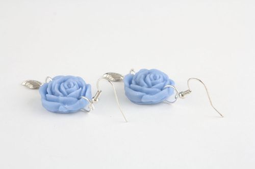 Boucles doreilles en argile polymère faites main Rose bleu - MADEheart.com