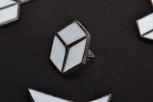 Grande bague en verre noire et blanche hexagonale faite main pour femme - MADEheart.com