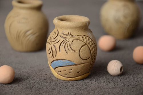 Маленький декоративный глиняный кувшин с рельефным узором и росписью сувенирный - MADEheart.com