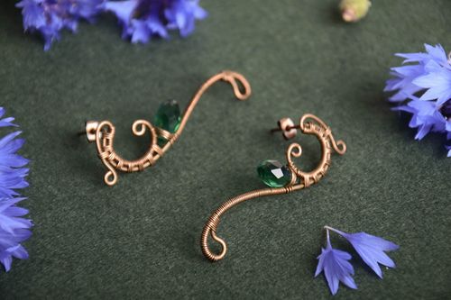 Feine lange handgemachte Ohrringe Wire Wrap mit grünem Kristall für Frauen - MADEheart.com