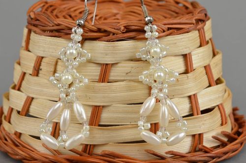 Boucles doreilles en perles fantaisie faites main pendantes blanches élégantes - MADEheart.com