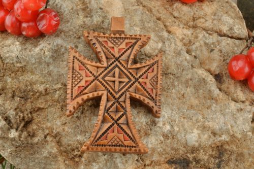 Croce di legno fatta a mano crocetta intagliata in legno design originale - MADEheart.com