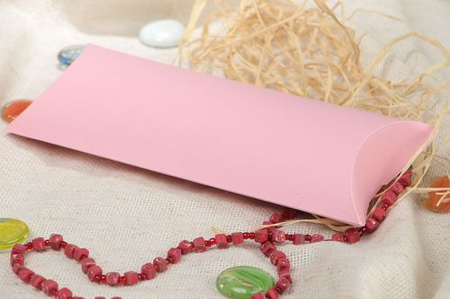 Petite boîte-coussin en carton rose faite main pour cadeau pour femme ou fille - MADEheart.com