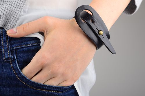 Bracelet en cuir Bijou fait main noir large Accessoire homme design original - MADEheart.com