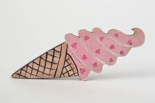 Homemade wooden brooch in the shape of ice cream painted with acrylics - MADEheart.com