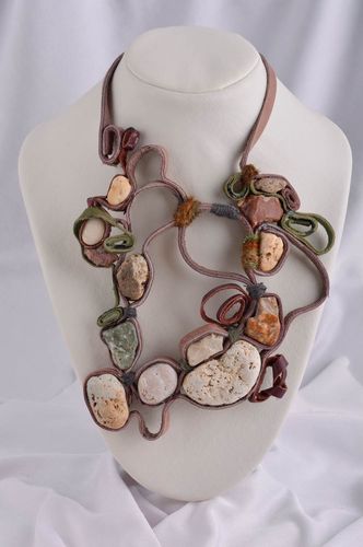 Оригинальный подарок ручной работы массивное ожерелье с камнями кожаное колье - MADEheart.com