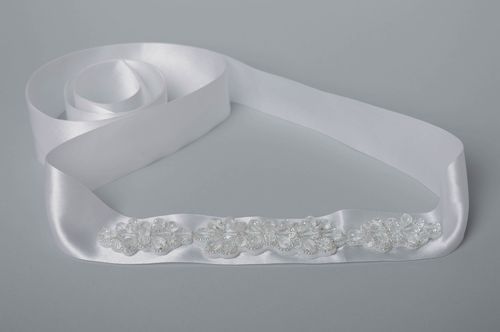 Cinturón artesanal de cinta de raso decorado con abalorios de color blanco - MADEheart.com