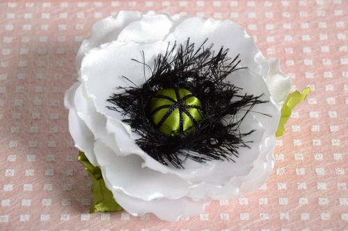 Заколка для волос из атласных лент белая с черным красивая цветок ручная работа - MADEheart.com