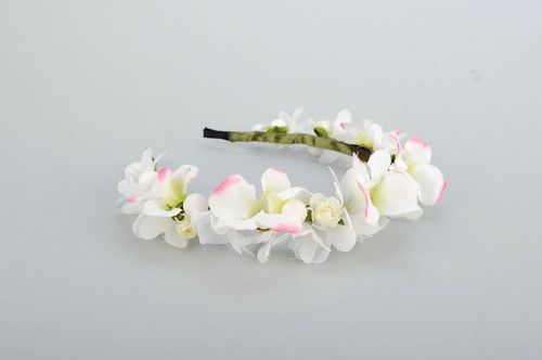 Grinalda para cabelo com flores brancas artificiais - MADEheart.com