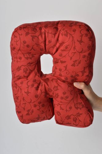 Coussin Lettre tissu fait main rouge à motif floral Déco maison originale - MADEheart.com
