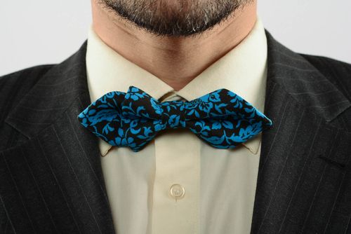 Gravata borboleta preta e azul decorada com bordados - MADEheart.com