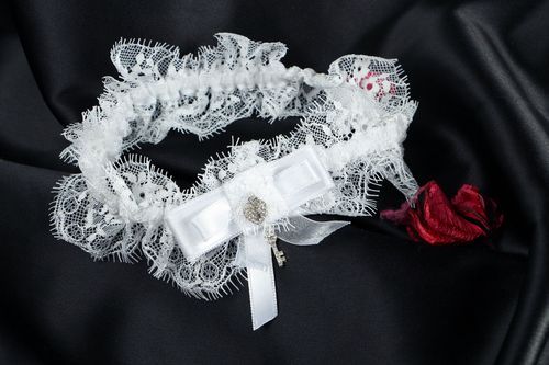 Jarretière de mariée blanche faite main avec strass - MADEheart.com