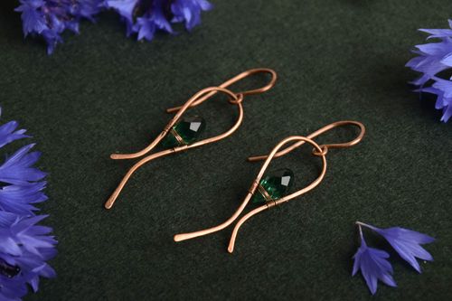 Lange schöne Ohrringe aus Kupfer in wire wrap Technik künstlerische Handarbeit - MADEheart.com