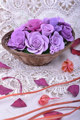 Плетеная корзина с цветами из полимерной глины ручной работы Сиреневые розы - MADEheart.com