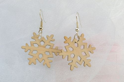 Wooden snowflakes earrings - MADEheart.com