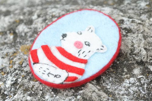 Broche original de feltro e lã em técnica de feltragem acessório feminino feito à mão Urso Branco - MADEheart.com