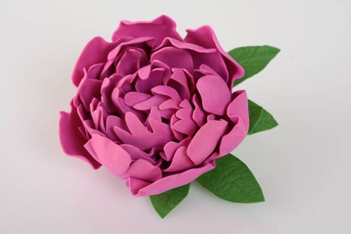 Broche de goma EVA con forma de flor hecho a mano accesorio para mujeres - MADEheart.com