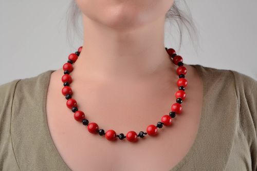 Collier rouge-noir en perles de verre tchèque fait main cadeau pour femme - MADEheart.com
