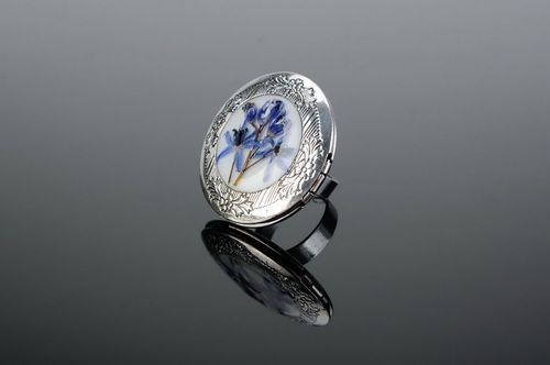Anel-medalhão com com flores numa resina epóxi - MADEheart.com