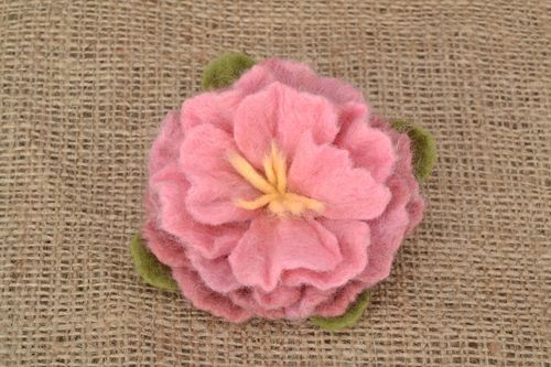 Broche avec fleur en laine feutrée faite main - MADEheart.com