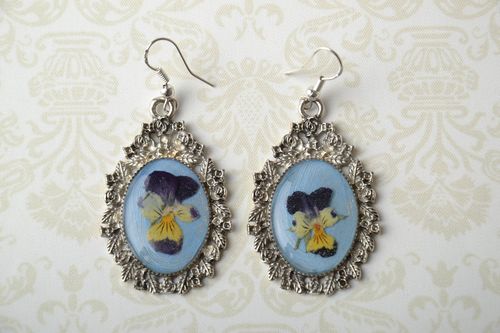 Handgemachte Ohrringe mit echten Blumen Stiefmütterchen - MADEheart.com
