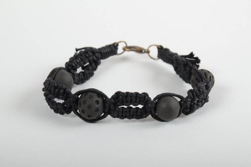 Красивый плетеный браслет с бусинами из глины черный аксессуар ручной работы - MADEheart.com