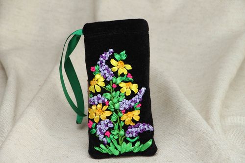 Velor sunglasses case embroidered with ribbons - MADEheart.com