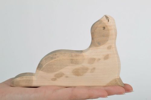 Figurilla de madera Foca - MADEheart.com