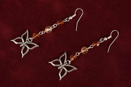 Orecchini di metallo fatti a mano lunghi accessorio originale con farfalle - MADEheart.com