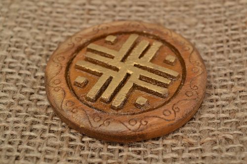 Slawisches rundes künstlerisches Amulett aus Holz Wanderer originelles Geschenk - MADEheart.com