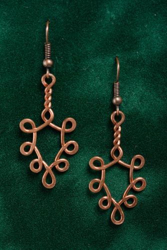 Pendientes largos hechos a mano de cobre originales en técnica de alambrismo - MADEheart.com