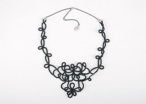 Schwarze Halskette, gestrickt - MADEheart.com