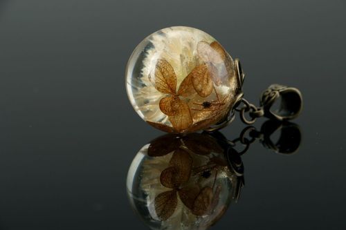 Pendant made of gomfrena and hydrangea, covered with epoxy resin - MADEheart.com